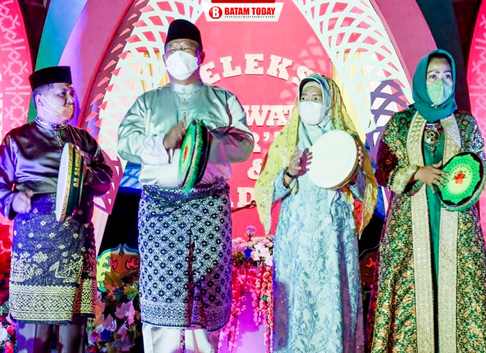 Ketua DPRD Anambas, Hasnidar mendampingi Bupati saat memukul rebana pertanda dimulainya STQ ke-VII Anambas